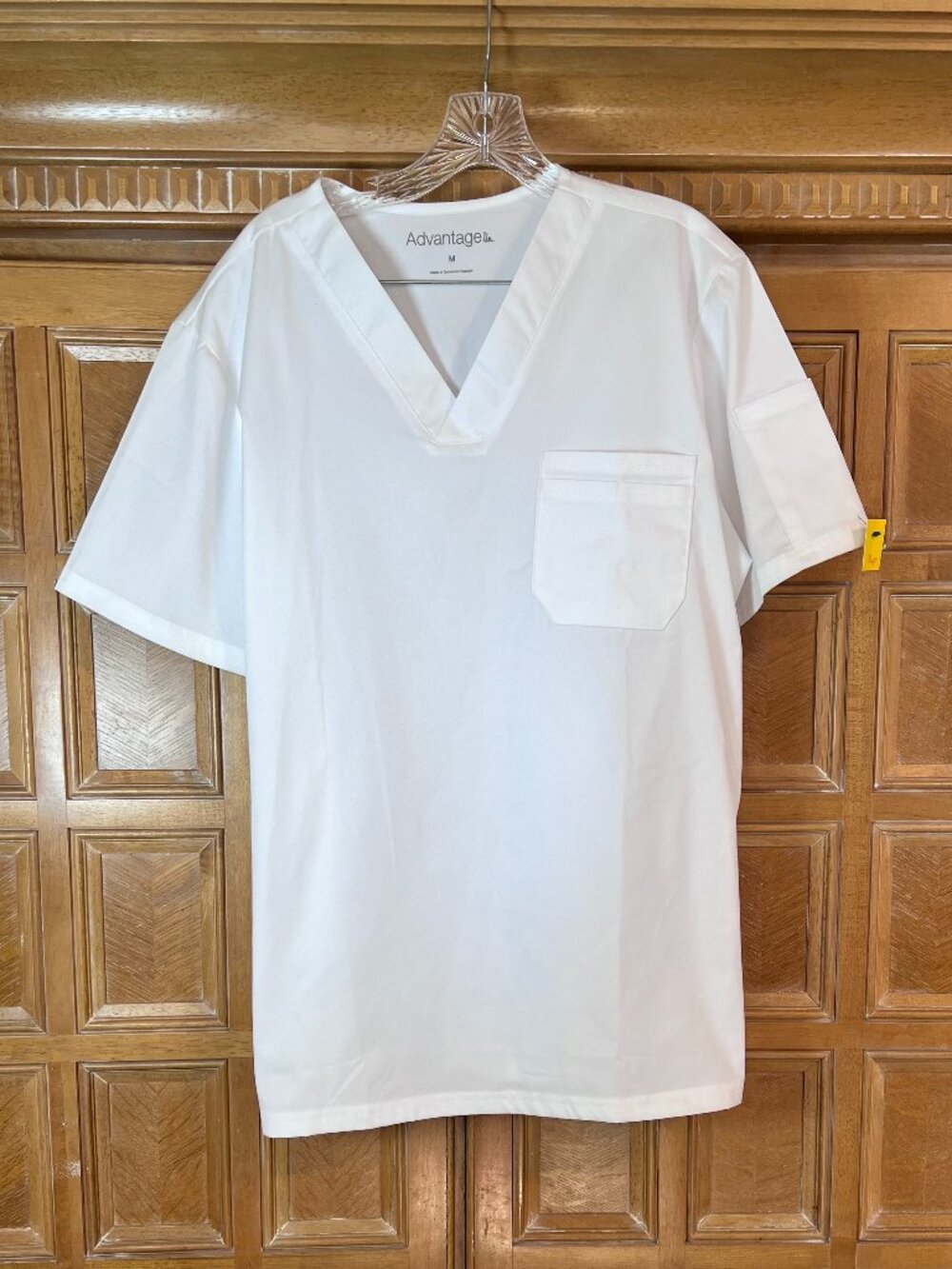 UA Advantage Scrub Top Mens Medium V-Neck 1 Pocket Pen Slots Short Sleeve Relaxe